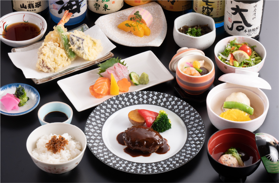 ●日王スタンダード会席　お品書き　先菜／海藻サラダ　造り／刺身３種（鯛・ヒラス・イカ）　蓋物／百合根万十・海老・青味　焼き物／牛厚切りステーキ・季節の野菜　揚げ物／海老・イカ・季節の野菜　蒸し物／小田巻蒸し　酢の物／蛸酢　御飯・漬物・汁物　デザート