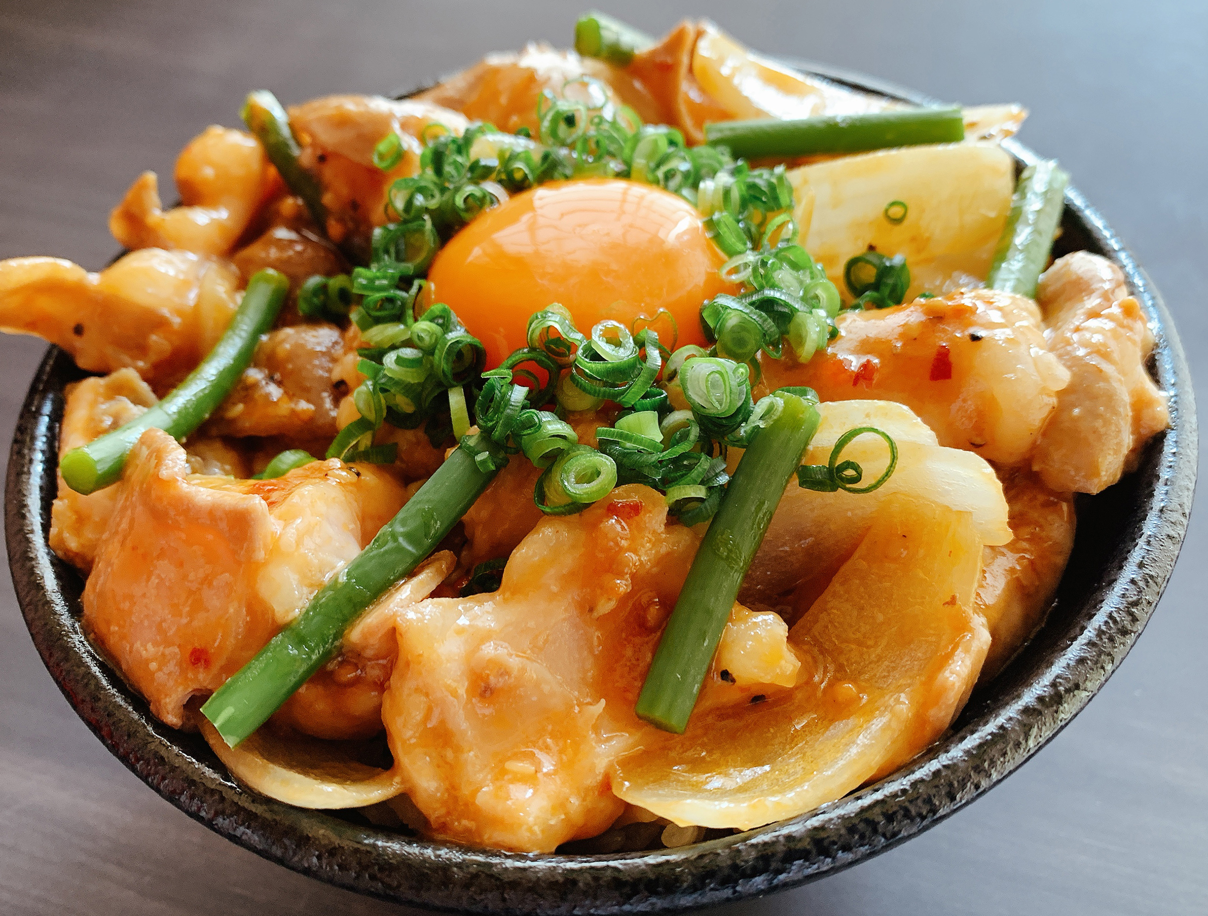 濃厚ホルモン丼1,900円(税込)