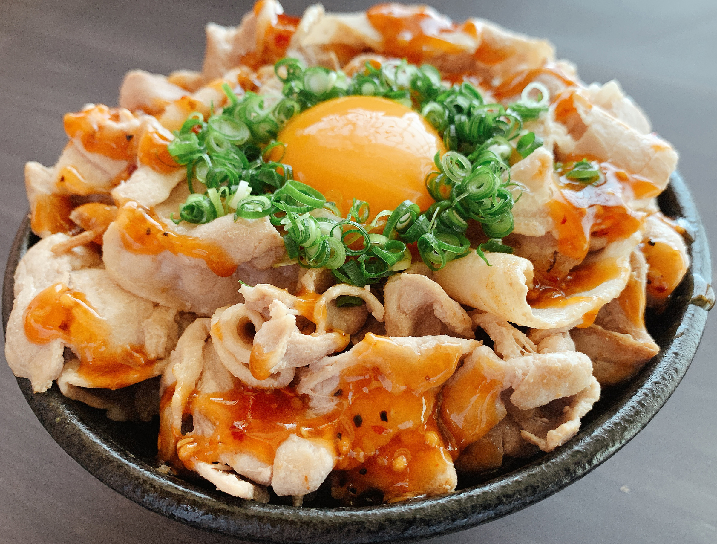 濃厚大盛り豚丼1,300円(税込)